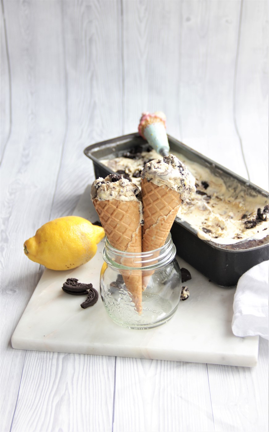 Skyr-Ice cream with lemon flavour and Oreo cookie