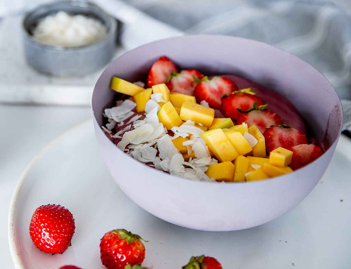 Acai and strawberry Ísey Skyr bowl